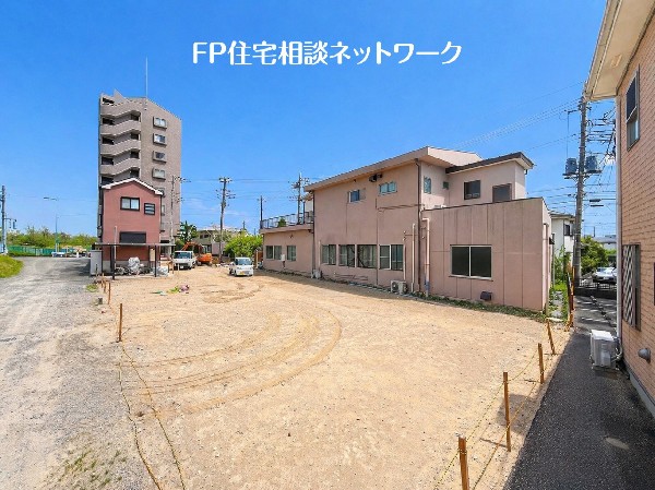 外観:四季を通じて自然と触れ合えるスポットが周辺には盛りだくさん！お散歩やジョギング、週末のご家族での遊びに最適です。目の前に広がる開放感とゆとり、暮らしの夢を育む理想の住まいがここにはあります。