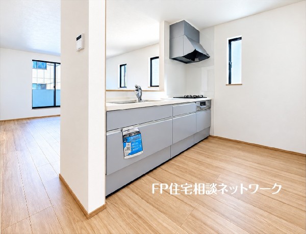 木目の床と白い壁が調和するキッチンスペース。背面には食器棚や調理家電をまとめて、お好みの使い方を考えられます。