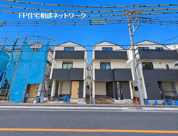 外観:【外観】白とチャコールグレーの配色が映える外観。立体感のあるバルコニーと端正な屋根のラインが、街並みに彩りを添えます。