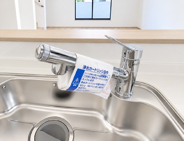 【ビルトイン浄水器】同仕様設備：キッチンには浄水器を標準装備。水を飲むという場面以外にも料理で使用したり、野菜を洗う場合もキレイな水で洗いたいという人が増えてきています。