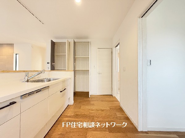 キッチン横にはパントリースペースを完備。食べ盛りのお子様がいるご家庭や平日共働きで忙しくなかなか何度も買い物に行けないご家族にとって非常に便利な収納スペースです。