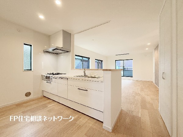 リビングで遊ぶお子様を見守りながらお料理が出来る対面式カウンターキッチンは、料理をしながらご家族との会話を楽しめます。毎日のお料理も楽しくなりますね。