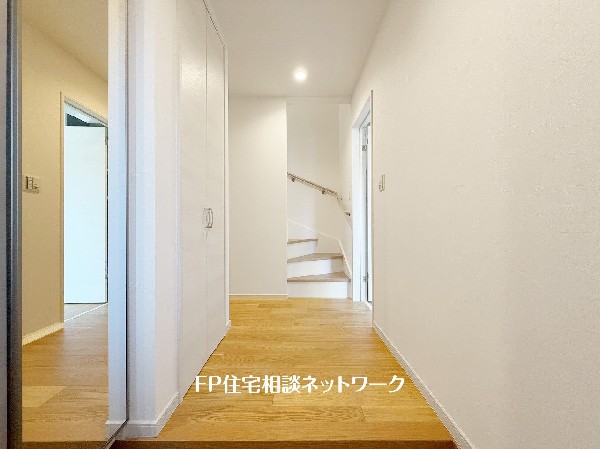 玄関ホールがスッキリ広々としていると帰る時も出ていく時も気持ちが良い。来客を出迎える玄関が綺麗ならその家の印象が良くなる。