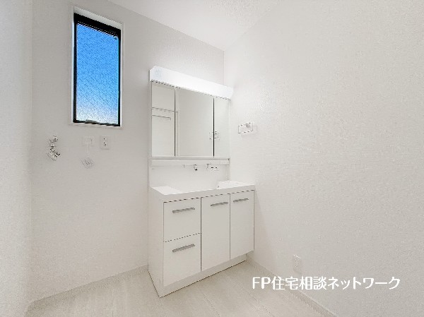 鏡の裏に収納棚を確保した三面鏡を採用。化粧品や歯ブラシなどを機能的に収納。