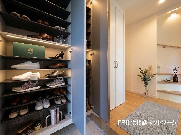 ■玄関■本画像はAIがCGで家具作成しており、実際の現地に家具は設置されておりません。また、販売価格に家具、小物等は含まれておりません。