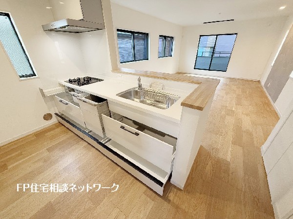 スライド収納付きのシステムキッチン。料理器具なども収納できて出し入れもスムーズ。収納量もたっぷりなので料理器具やストック調味料なども入れられる。