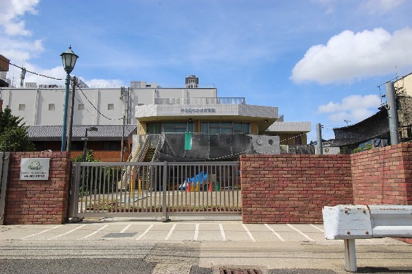 周辺環境:わかばの杜保育園(お日さまの光をたくさん浴びて、キラキラ輝く若葉の子ども　みんな一緒におおきく大きくなあれ。)