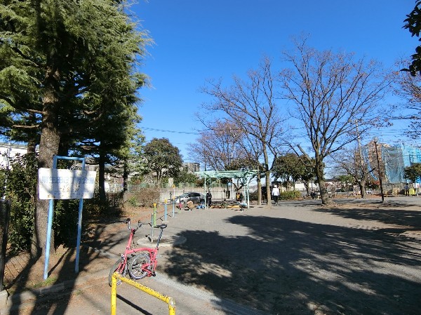 周辺環境:南生田3丁目公園(住宅街らしく近隣には公園が多数ございますのでお子様にとって嬉しい住環境です。その日の気分でどこへ行こうか決める楽しみもあります。)