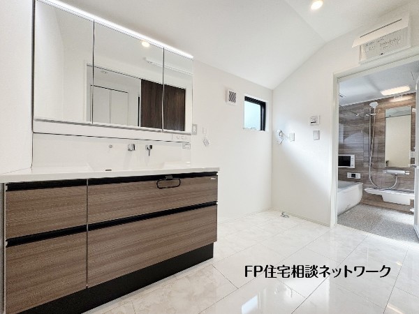 同仕様設備：鏡の裏に収納棚を確保した三面鏡を採用。化粧品や歯ブラシなどを機能的に収納。また、三面鏡の本当の利点は三枚の鏡を合わせることで、頭の側面や背面が見れること。