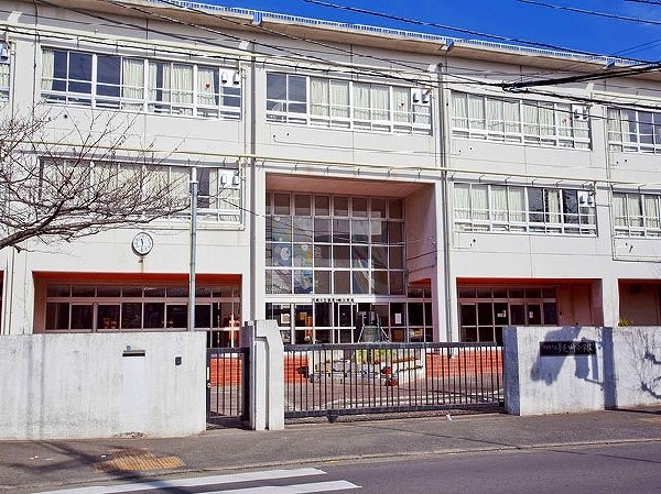 周辺環境:夢見ヶ崎小学校　(お子様が一日の中でも長い時間を過ごす小学校。どんどん成長していくお子様の姿が目に浮かびます。)