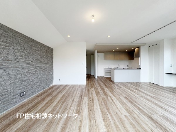 想像以上の質感が訪れる者の心を離さない。フローリング素材、窓の配置、壁面タイル、カラーバランス、どれをとってもワンランク上の仕上がり。