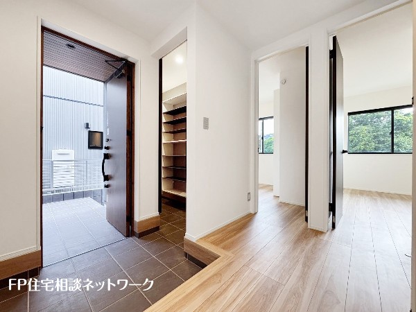 玄関ホールがスッキリ広々としていると帰る時も出ていく時も気持ちが良い。来客を出迎える玄関が綺麗ならその家の印象が良くなる。