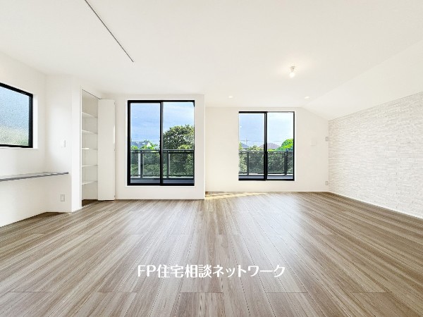 南に大きく面した掃出し窓から光が降りそそぐ開放的なリビング。大きな窓からは、太陽の光はもちろん、爽やかな風が吹き抜けます。快適で心地の良い空間を演出してくれます。