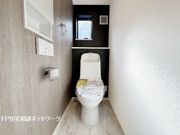 ウォシュレット、暖房便座機能付のトイレです。従来型に比べ節水効果があり、お手入れもしやすいので、家計も家事の負担も軽減してくれます。