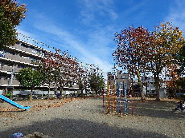 周辺環境:新作第三公園　(すべり台、ブランコ、鉄棒、砂場、ベンチ、グランドがあり、小さなお子様も気兼ねなく遊べる公園です。)