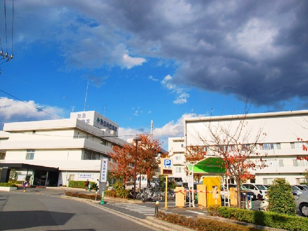 周辺環境:麻生総合病院(内科、呼吸器内科、循環器内科、消化器内科、糖尿病科などがあります。土曜日診察・日曜日診察・祝日診察・駐車場あり)