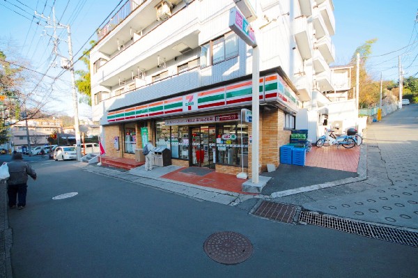 周辺環境:セブンイレブン　川崎西生田店(時間を問わず、幅広い品物が揃うコンビニ。いまや買物だけではなく、日常生活に深く関係する施設となりつつある。)