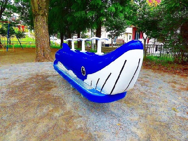 周辺環境:南生田公園(クジラ遊具　午前は小さな子どもやお母さんたち、午後は小学生たちでにぎやかな公園です。遊具広場、野球場、テニスコートもあります。)