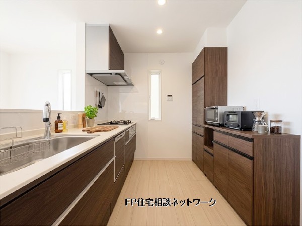 【キッチン】  本画像はAIがCGで棚・小物を作成しており、実際の現地に棚・小物は設置されておりません。また、販売価格に棚・小物等は含まれておりません。