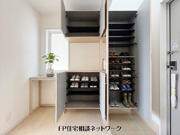 【シューズボックス】  本画像はAIがCGで靴・家具を作成しており、実際の現地に靴・家具は設置されておりません。また、販売価格に靴・家具等は含まれておりません。