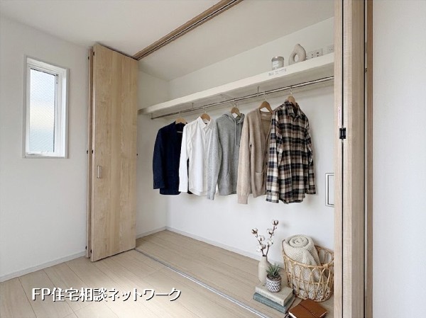 【クローゼット】  本画像はAIがCGで衣類・小物を作成しており、実際の現地に衣類・小物は設置されておりません。また、販売価格に衣類・小物等は含まれておりません。