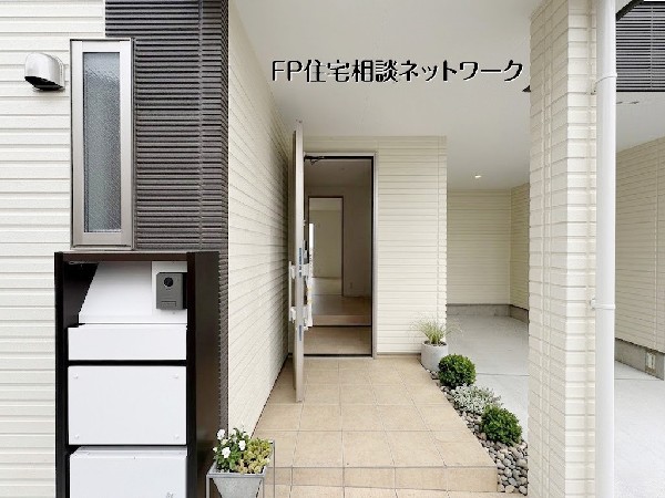 外観:【玄関アプローチ】  本画像はAIがCGで植栽を作成しており、実際の現地に植栽は設置されておりません。また、販売価格に植栽等は含まれておりません。