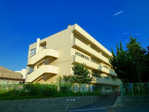 周辺環境:上の宮中学校(成長の過程でより濃い時間を過ごす3年間。ここで過ごす時間は、お子様にとって、とても大切な思い出となるはずです。)