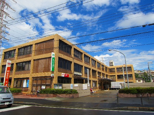 周辺環境:港北郵便局(大規模郵便局、営業は9時から19時だが、郵便物の受付、保管郵便の受取、切手類の販売は朝7時から深夜1時まで)