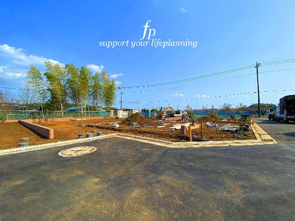 設備建築工事を行う前に地盤調査を行います。地質や強度、安定性、水分状態などを調査・分析して、必要に応じて適切な地盤改良を施し、構造物の安定性を確保します。