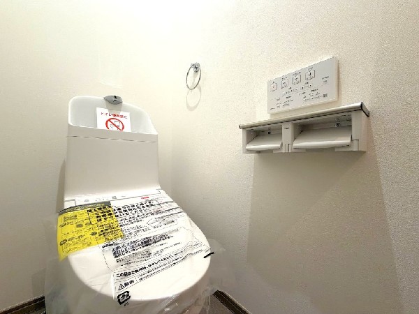 洗浄機能付き便座を標準装備。冬の寒い時期には暖房機能も活躍。快適にご利用いただけます。