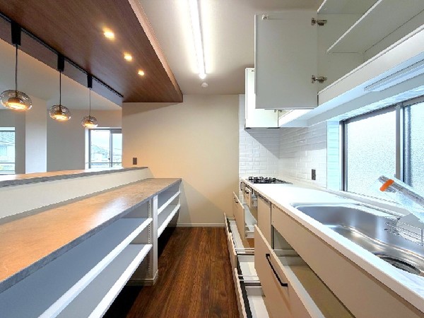 新しいキッチンは食事の支度が捗ります。お手伝いをしてくれるお子様と並びながら準備や片付けが出来るキッチンは、ご家族のコミュニケーションを育む場として活躍します。