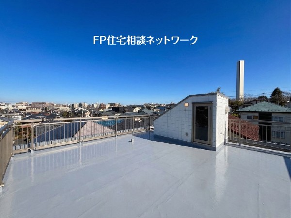 外観:お洗濯物を干すだけのスペースではもったいない多用途にご利用いただける大型ルーフバルコニーです。