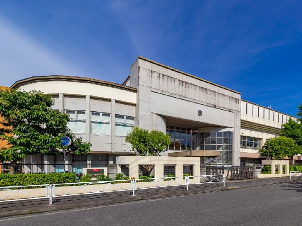 周辺環境:宮崎中学校(主に4つの小学校から生徒が入学し、全校生徒900名以上の大規模校です。地域と深いつながりを持つなかで生徒たちの教育活動に取り組んでいます。)