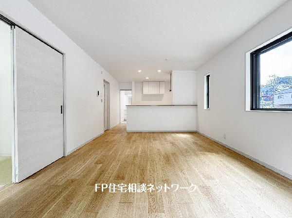 家族だんらんのスペースとなるリビング。家具の配置がしやすい広さを確保しつつ、窓が多い設計は色々な角度から光が取り込めるこだわりの間取りです。