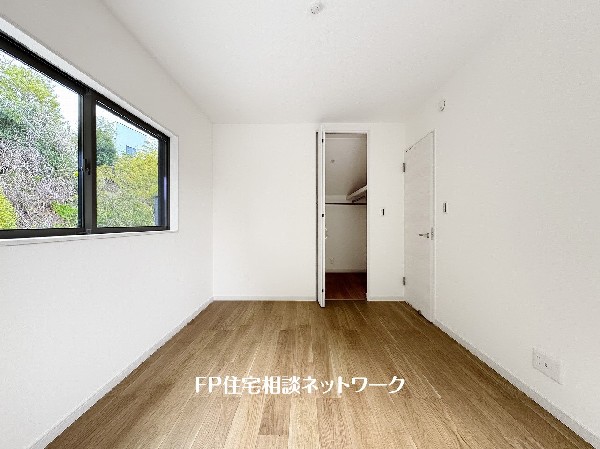 2面採光でお部屋の隅々まで明るい印象の居室。おひさまの光を、爽やかな風をたっぷりと取り込めます。居室内はいつも明るいので、毎日の生活も自然と明るくなりますね。