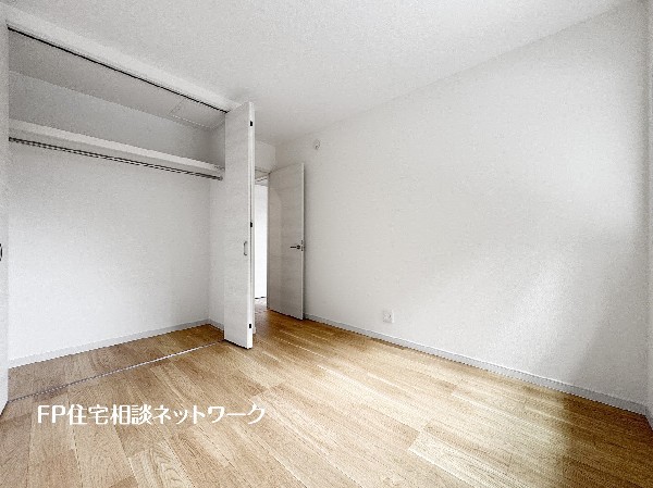 収納力が豊富な大型クローゼット。普段着やスーツはもちろんのこと、コート類などもしっかり掛けられます。奥行きもあり、部屋がスッキリしますね。