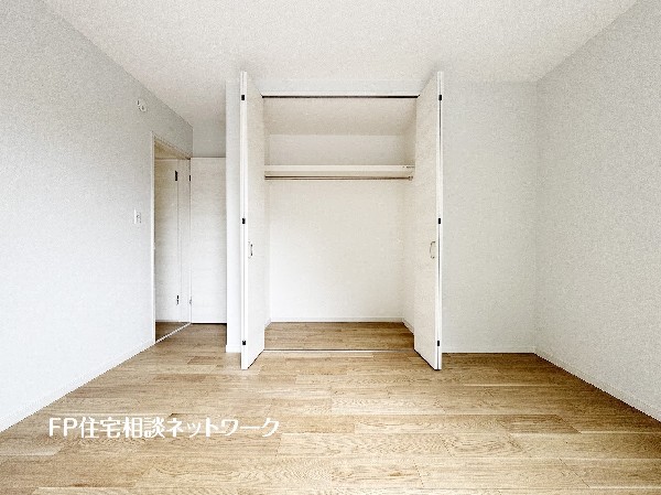 全居室には大型の収納クローゼットを完備。普段使いのお洋服や小物はもちろん、季節物のお洋服などもしっかりと整理整頓出来る。居室空間を隅々まで使えるのが嬉しい。