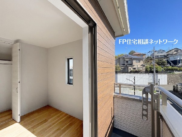 外観:大きな窓で日差しを長時間受ける事が出来る暖かいお部屋です。もちろんペアガラスで、遮音性にも優れ、結露も発生しにくい構造。