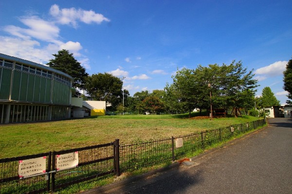 周辺環境:こどもセンターつるっこ(0才から18才までの子どものための施設（しせつ）です。ふらっときてボールで遊んだり、芝生広場ではしったり、友だちとおしゃべりしたり)