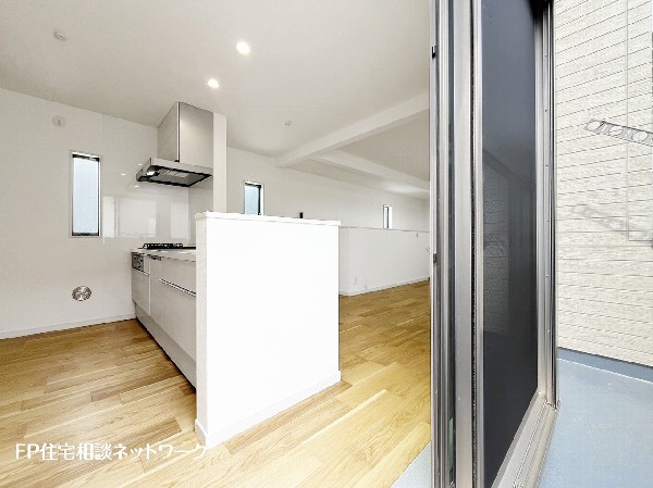 新しいキッチンは食事の支度も楽しく出来る。お手伝いをしてくれるお子様と並びながら準備や片付けが出来るキッチンは、ご家族のコミュニケーションを育む場として活躍します。