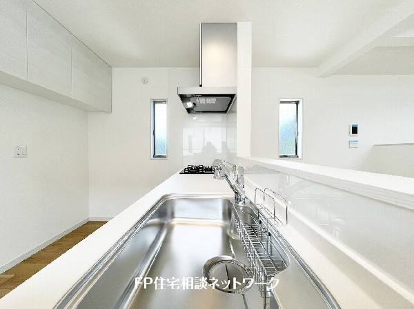 大きいシンクは一度に沢山の洗い物が可能。広いので、調味料などをディスプレイし、お洒落なキッチンを演出してみてはいかがでしょうか。