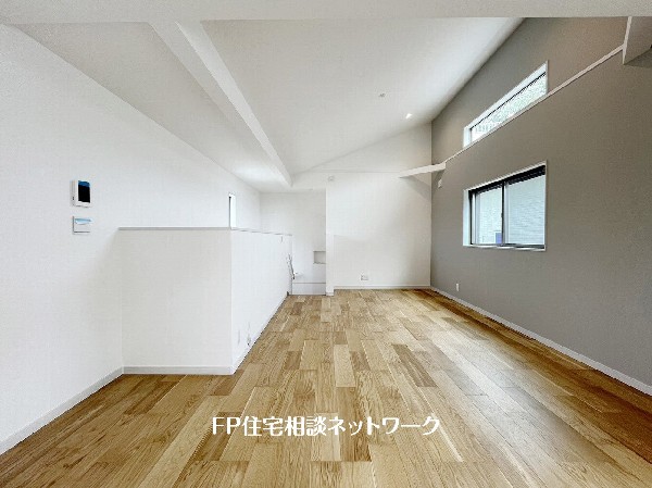 家族だんらんのスペースとなるリビング。家具の配置がしやすい広さを確保しつつ、窓が多い設計は色々な角度から光が取り込めるこだわりの間取りです。