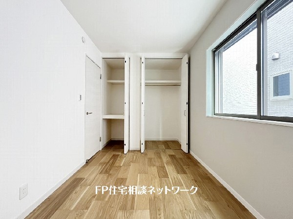 全居室には収納クローゼットを完備。普段使いのお洋服や小物はもちろん、季節物のお洋服などもしっかりと整理整頓出来る。居室空間を隅々まで使えるのが嬉しい。