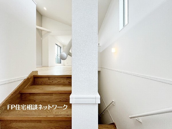 階段部分には自然の光を取り込むことの出来る、窓を配置しており明るい空間！お掃除の際には空気の換気などにも便利です。