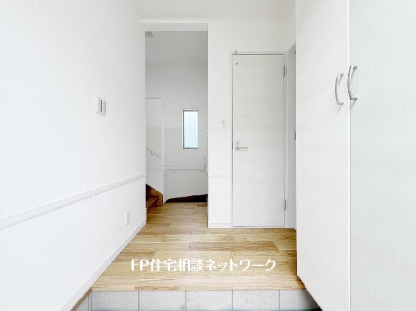 玄関ホールがスッキリ広々としていると帰る時も出ていく時も気持ちが良い。来客を出迎える玄関が綺麗ならその家の印象が良くなる。