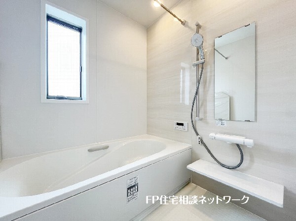 ゆったり入れる一坪バス。足を伸ばして入れるサイズは一日の疲れを癒すのに嬉しい広さ。お子様と一緒の入浴でも充分な広さです。