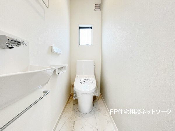 ウォシュレット、暖房便座機能付のトイレです。従来型に比べ節水効果があり、お手入れもしやすいので、家計も家事の負担も軽減してくれます。