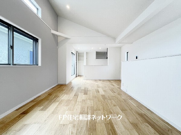 開放感と採光にこだわった広々LDK上部は勾配天井仕様に。数字以上に開放感に溢れ、空間の広さを感じて頂けます。天井が高いっていいなと素直に感じます。