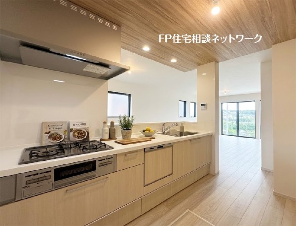 【キッチン収納】  本画像はAIがCGで小物を作成しており、実際の現地に小物は設置されておりません。また、販売価格に小物等は含まれておりません。