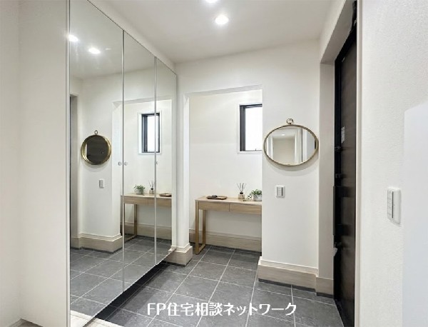 【玄関】  本画像はAIがCGで靴・小物を作成しており、実際の現地に靴・小物は設置されておりません。また、販売価格に靴等は含まれておりません。